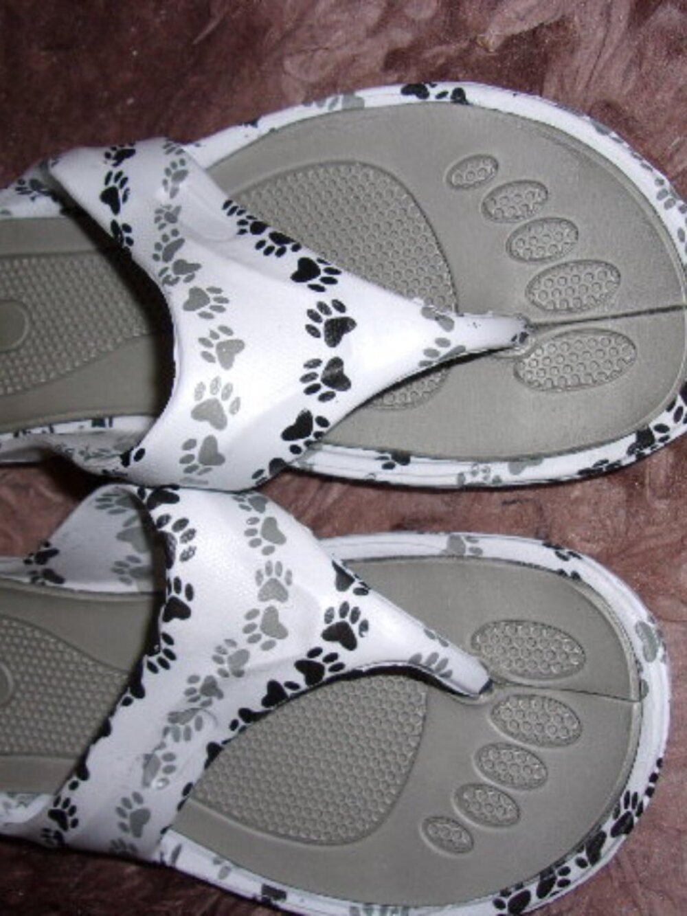 Paw print white flip flops Size 8 - Picture 3 of 3